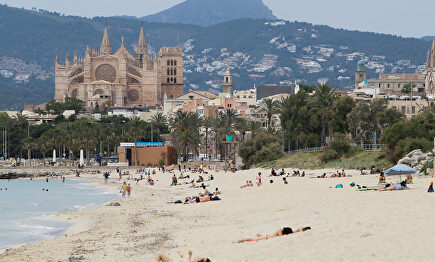 Bañistas en una playa de Palma | Europa Press