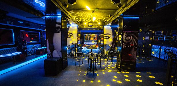 Sillas en la pista de baile de la discoteca La Cartuja (Calle de la Cruz, 10) | Europa Press