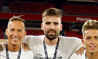 Unai Extebarría, durante la celebración, con la camiseta | Twitter