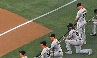 El pitcher de los Giants de San Francisco hace saltar la polémica al no arrodillarse en honor al movimiento 'Black Lives Matter' | Marca