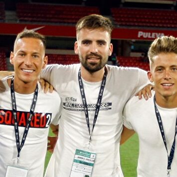 Unai Extebarría, durante la celebración, con la camiseta | Twitter