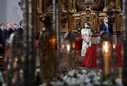 Los reyes don Felipe y doña Letizia presiden la misa y la ofrenda al apostol Santiago en la iglesia de San Martiño Pinario | EFE