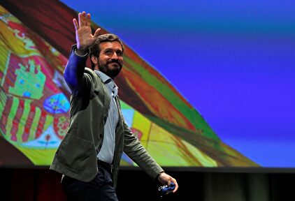 El presidente del PP, Pablo Casado, saluda a los militantes en la clausura del congreso en Valencia. | EFE