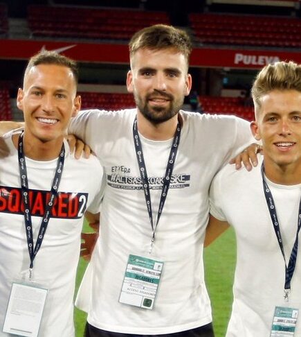 Unai Extebarría, durante la celebración, con la camiseta | Twitter