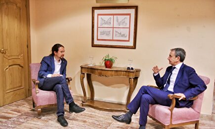 El expresidente del Gobierno, José Luis Rodríguez Zapatero, y el vicepresidente segundo y líder de Podemos, Pablo Iglesias. | EFE