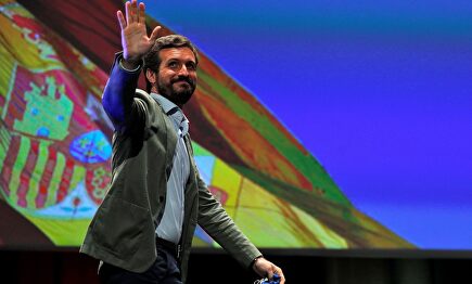 El presidente del PP, Pablo Casado, saluda a los militantes en la clausura del congreso en Valencia. | EFE