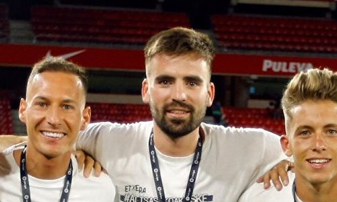 Unai Extebarría, durante la celebración, con la camiseta | Twitter