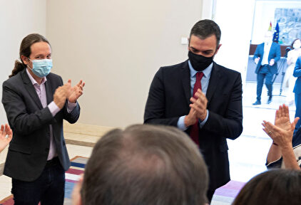 Pedro Sánchez, recibido con aplausos por sus ministros. | EFE