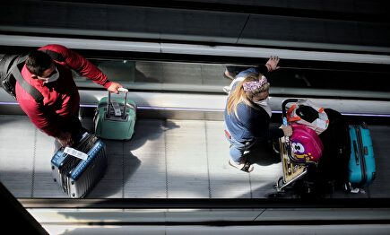 Pasajeros con maletas en la terminar T4 del Aeropuerto Adolfo Suárez Madrid Barajas. | Europa Press