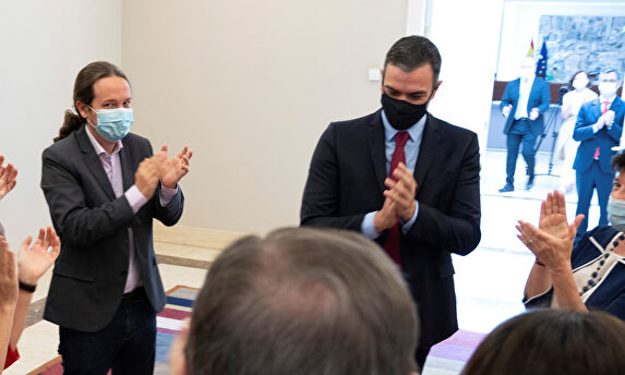 Pedro Sánchez, recibido con aplausos por sus ministros. | EFE