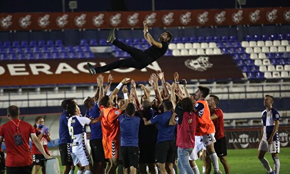 Antonio Hidalgo, técnico del CE Sabadell es manteado por su equipo | Twitter