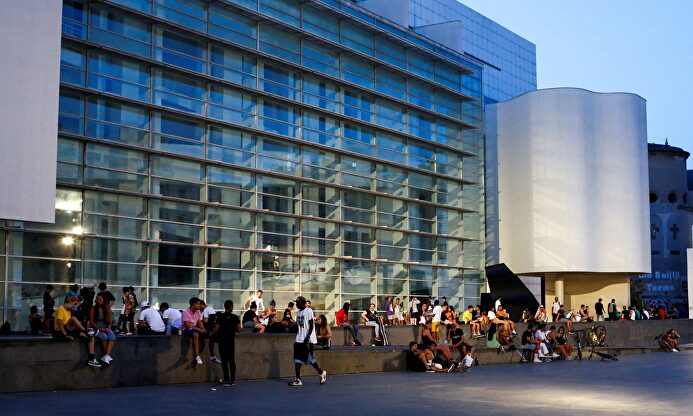 Grupos de jóvenes en la plaza del macba de Barcelona. | EFE