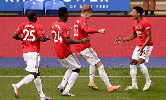 Los jugadores del Manchester United celebran su victoria sobre el Leicester. | EFE