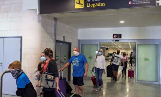 Varias turistas llegan al aeropuerto de Menorca en un vuelo procedente de Londres, este lunes. | EFE