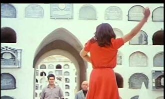'Manuela' (Gonzalo García Pelayo, 1975) - Zapateando sobre una lápida...