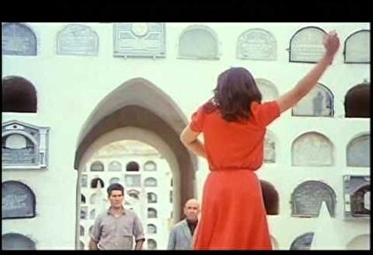 'Manuela' (Gonzalo García Pelayo, 1975) - Zapateando sobre una lápida...