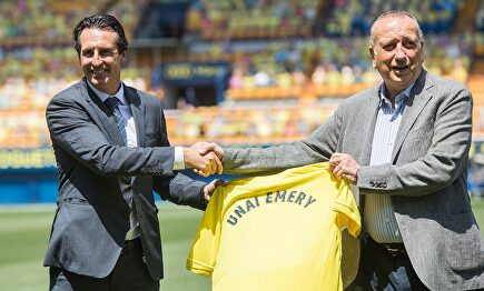 Unai Emery (i), junto a Fernando Roig en su presentación con el Villarreal. | EFE