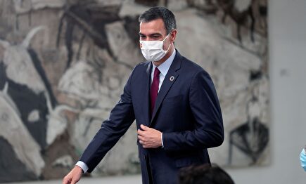 Pedro Sánchez, con una mascarilla con la bandera de España. | EFE
