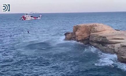 Espectacular rescate con helicóptero de un bañista encaramado a una roca en Almería