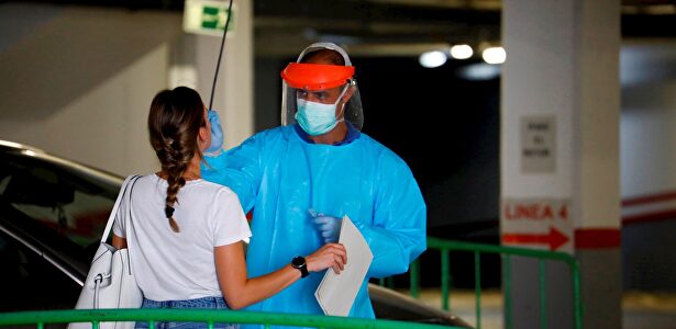 Un sanitario efectúa una prueba a una posible paciente | EFE