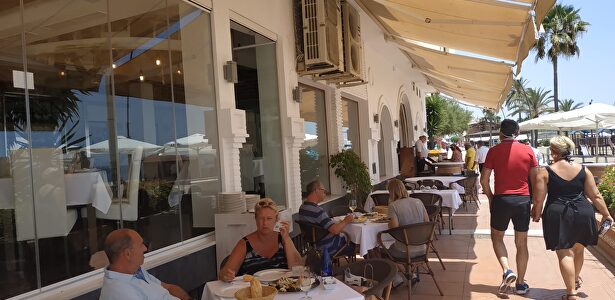 Una terraza con turistas extranjeros, en Estepona (Málaga) | LD