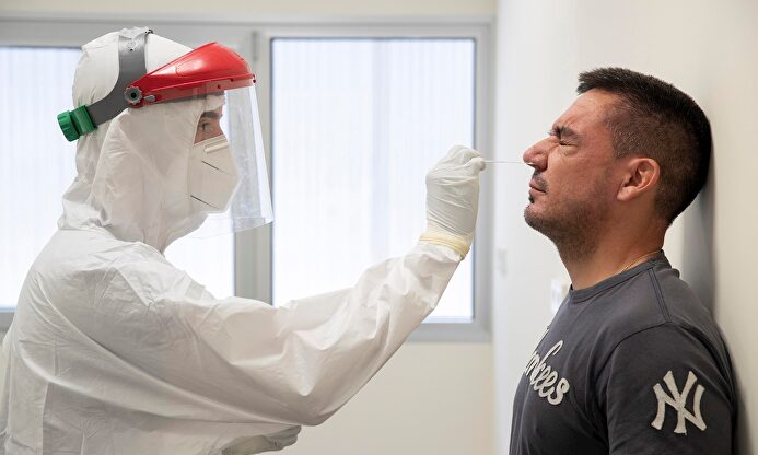 Un sanitario hace una prueba PCR. | EFE