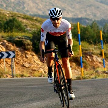 Álvaro Valverde, durante su 'Everesting' en Sierra Nevada | León Cycling Team