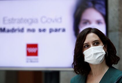 La presidente de la Comunidad de Madrid, con mascarilla. | EFE