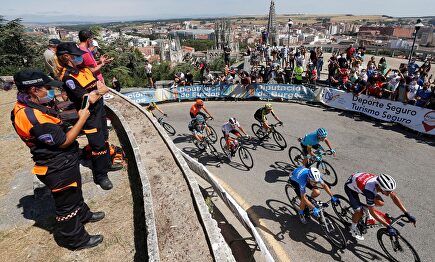 El pelotón, a su paso por la ciudad de Burgos. | EFE
