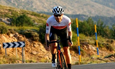 Álvaro Valverde, durante su 'Everesting' en Sierra Nevada | León Cycling Team