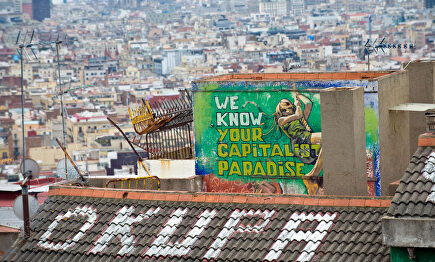 Una pintada a favor del movimiento 'okupa' en un tejado de Barcelona. | Alamy