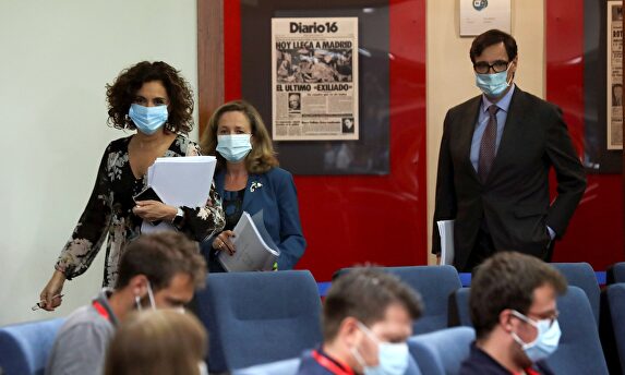 Montero, Calviño e Illa entrando en la sala de prensa de Moncloa. | EFE