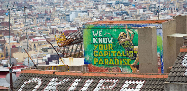 Una pintada a favor del movimiento 'okupa' en un tejado de Barcelona. | Alamy