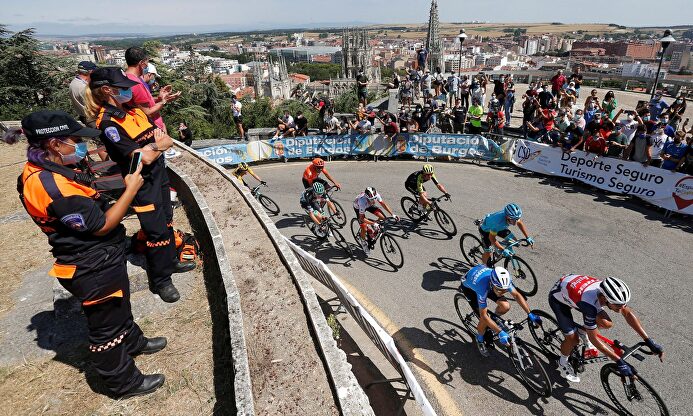 El pelotón, a su paso por la ciudad de Burgos. | EFE
