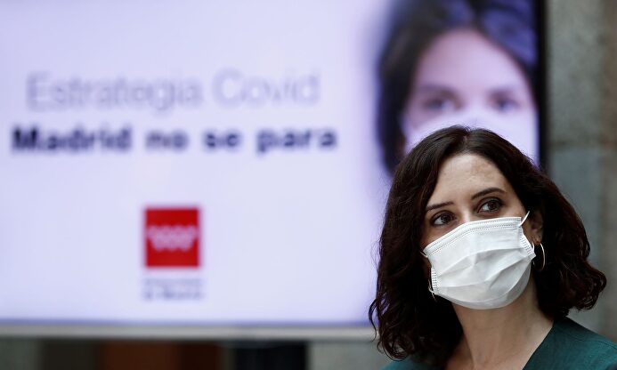 La presidente de la Comunidad de Madrid, con mascarilla. | EFE