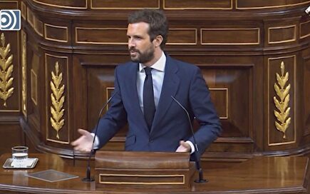Casado recuerda los "45.000 muertos" y pregunta al Gobierno: "¿Qué aplauden, de qué se ríen tanto?"