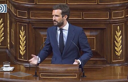 Casado recuerda los "45.000 muertos" y pregunta al Gobierno: "¿Qué aplauden, de qué se ríen tanto?"