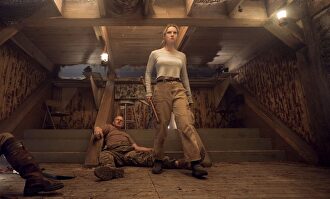 Betty Gilpin en La Caza | Universal