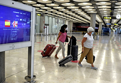 Dos pasajeras con maletas en la terminal T1 del Aeropuerto de Madrid-Barajas Adolfo Suárez, en Madrid (España) | Europa Press