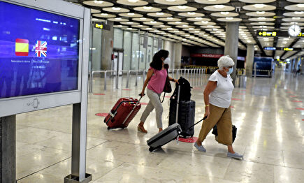 Dos pasajeras con maletas en la terminal T1 del Aeropuerto de Madrid-Barajas Adolfo Suárez, en Madrid (España) | Europa Press