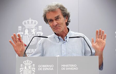 Simón pide disculpas al sector turístico, descarta dimitir y se ofende por una pregunta sobre sus vacaciones