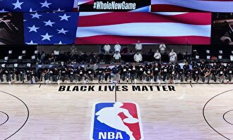 La NBA regresa con los jugadores de rodillas para protestar contra el racismo