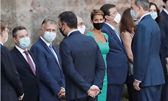 Sánchez lo vuelve a hacer: se coloca a la altura del Rey en el saludo protocolario de la Conferencia de Presidentes