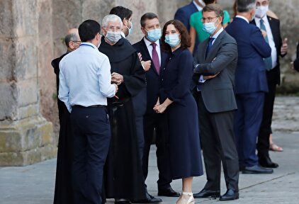 Ayuso junto a Feijóo a su llegada a la Conferencia. | EFE