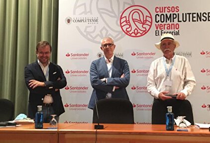 Emilio Lara, entre Javier Sierra y Antonio Pérez Henares | María José Martínez