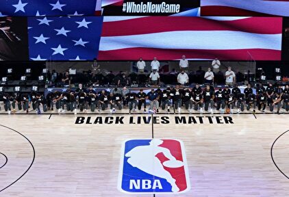 La NBA regresa con los jugadores de rodillas para protestar contra el racismo
