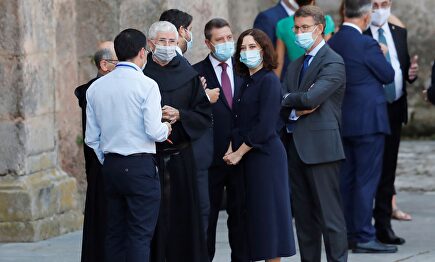 Ayuso junto a Feijóo a su llegada a la Conferencia. | EFE