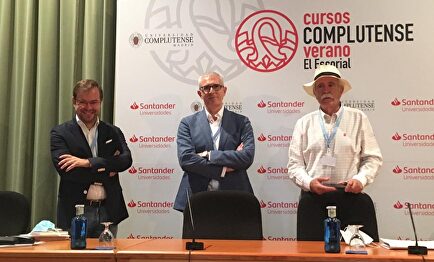 Emilio Lara, entre Javier Sierra y Antonio Pérez Henares | María José Martínez