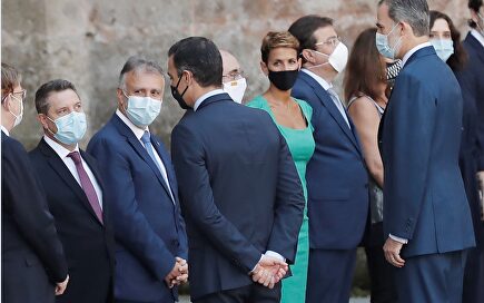 Sánchez lo vuelve a hacer: se coloca a la altura del Rey en el saludo protocolario de la Conferencia de Presidentes