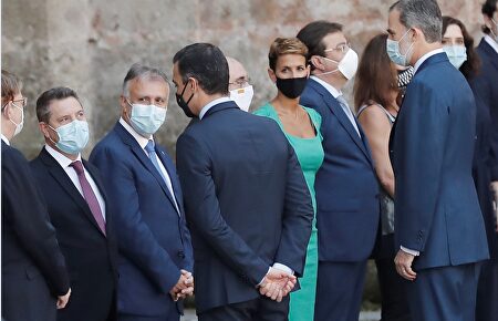 Sánchez lo vuelve a hacer: se coloca a la altura del Rey en el saludo protocolario de la Conferencia de Presidentes